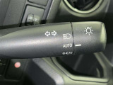 【オートライト】車外の明るさに応じて自動的にライトの点灯・消灯をしてくれます