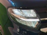 対象物が見やすく白く明るい光で夜間走行をサポートするアダプティブドライビングビーム機能付きフルLEDヘッドランプ(サイドビューランプ、クリアランスランプ、オートレベリング機能付き)を装備