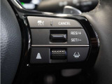 ◆アダプティブクルーズコントロール◆予め設定した車速内でクルマが自動的に加減速。前走車との適切な車間距離を維持しながら追従走行します。【LKAS】車線維持支援システムでステアリング操作を支援。