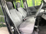 運転席まわりには十分なスペースがあり、大柄な方でもゆったり運転していただける環境です。