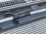 【STIタワーバー】お車の剛性を高めるタワーバーを装備。よりスムーズなコーナリング走行が可能となり、走りも楽しめます。