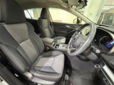 運転席は大きな座面と包み込むような背もたれが身体全体を支えます。上質なシートを採用し長時間の運転やコーナーの多い道も快適です。座ったときの頭上スペースも余裕たっぷりでロングドライブも楽チンです♪