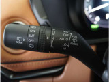 【オートワイパー機能】レバーをAUTOの位置にしているとき、レインセンサーが雨を感知すると、雨量に応じて、ワイパーが自動で作動します。