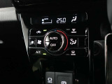 温度設定で車内を快適に保ってくれるオートエアコンを装備