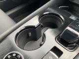 ロングドライブには欠かせないドリンクホルダーも搭載しております。