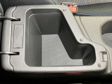 アームレストの中にも収納スペース!運転席周りをすっきり保てます!
