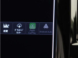 Apple CarPlayやAndroid Autoを利用すれば、スマホを簡単に接続できます。USBポートにケーブルをつなぐだけで、スマホの見慣れたホーム画面と共通するインターフェイスが表示されます。