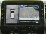 全周囲カメラで、クルマを上空から見下ろしているかのような映像を映し出します。周囲の状況がひと目でわかります!