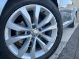●純正アルミホイール:輸入車ならではの卓越した走りを支えるホイールと足回りです!日本車の走りに慣れている方にもぜひ体感して頂きたいほど、高いレベルでまとまっています!