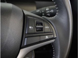 【アダプティブクルーズコントロール】センサーが前方車を検知し、運転者がアクセルペダルやブレーキペダルを踏まなくても、設定した速度での走行や、前方車との車間距離を一定に保つ追従走行ができます。