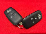 電子カードキーを携帯していれば、リクエストスイッチを押すだけでドアの施錠と解除が行えます。しかも盗難防止に役立つイモビライザー機能付きです