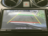 後方の様子と目安となるガイド線を画面で確認でき、駐車時の周囲確認をサポートします。車庫入れや切り返しの際にも役立ちますが、目視での安全確認も合わせて行えます。