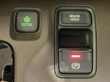 パーキングブレーキは指一本で操作可能な電子制御パーキングブレーキを採用しています。