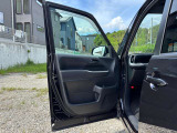 運転席ドア内側に目立つ傷や汚れは見当たりません。