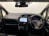 シンプルながら機能性あふれる運転席廻りです。視界性もよく、運転しやすいですよ。