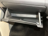 【グローブボックス】容器がせり出してくるバケットタイプ!一目で中身を把握でき、取り出しやすさにも優れます!