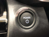 エンジンスタートスイッチです。キーが車内にあれば、エンジンの始動や停止はスイッチを押すだけ!キーを取り出す手間を省き、ワンプッシュで操作できるので簡単でスムーズです。