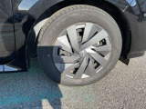 185/65R15インチタイヤ&フルホイールカバー付きです。