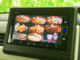 画面でテレビや映像を楽しめる装備です。停車中の休憩時間や待ち時間に視聴でき、車内で過ごすひとときの楽しみが広がります。映像表示が大きく、画面上で内容を確認しやすい点も魅力です。
