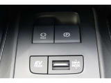 【電動パーキングブレーキ】オートモードのときは、シフトレバーの操作に応じてパーキングブレーキが自動で作動♪