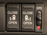 【両側パワースライドドア】両側がパワースライドドアになっており、運転席のスイッチやスマートキーでも開閉が可能です!開口部も広いので乗り降りも楽々♪