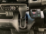 CVT車のセレクトレバーです。低速から高速まで、変速ショックのないスムーズな走りと、エンジン効率のよい領域を維持して燃費にも貢献します。サイドブレーキはスイッチ操作の電子制御パーキングブレーキです。