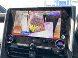 画面いっぱいにテレビ番組を表示でき、停車中の待ち時間などに映像を楽しめます。画面上で番組の内容を確認しやすく、車内で過ごす時間を快適にしたい方にうれしい装備です。