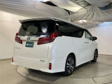 リヤ、後ろから見るとまた車の印象が変わってきますね☆☆