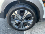 純正アルミホイールを装着しています。安全運転で楽しいドライブを。