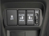 両側パワースライドドア付!挟み込み防止機能によりお子様の乗り降りも安心!車内・車外のドアハンドルからはもちろんのこと運転席スイッチやリモコンキーからも開閉操作が可能で大変便利な装備です!