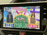 テレビ番組を画面で視聴でき、停車中の待ち時間も車内で過ごしやすくなります。見やすい大画面で番組を楽しめる装備です。視聴は停車時にお楽しみください。