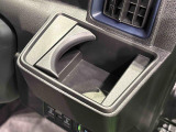 運転席側掘り込み式カップホルダー