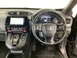 【ハンドル】運転にかかわる様々な操作を安全に行えるように視点移動が少なく操作性に配慮されたスイッチ類が凝縮されたコックピットです。
