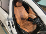 ヴァーネスカレザーシート・シートヒーティング。ヴァーネスカレザーは多くのBMWモデルで採用されているレザーでシボが細かく柔らかい印象のレザー。高級感、機能性、耐久性を備えています。