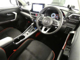 【運転席まわり】・・・ハンドルやシートなども隅々までクリーニング済み。キレイな車内でドライブがより一層快適にお楽しみいただけると思います。