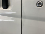 運転席ドアに筆塗り跡あります。