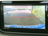 後方の様子を画面で確認でき、駐車時の周囲の安全確認をサポートします。画面内の目安線も参考にしながら、ゆっくりと車庫入れができます。