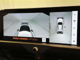 パノラミックビューモニターを装備。駐車場や交差点でクルマを真上から見るように周囲を確認できます。機能の詳細は販売店スタッフまでおたずねください。