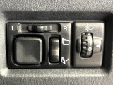 【電動格納ミラー】サイドミラーは電動格納式となっており、狭い駐車場でもキズがつくリスクを抑えられます。