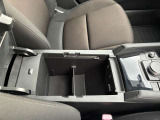 運転席助手席の間にある肘置きに小物などを収納するのスペースがあり大変便利です。