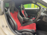 【専用スポーツシート】ホールド性に優れ、カーブ時の体が流れを抑制してくれます。また、体にフィットするから腰や背中が疲れにくく、ロングドライブや高速走行でも快適にお過ごしいただけます♪