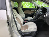 明るい色合いのシートに木目調のアクセントを組み合わせ、落ち着いて過ごせる運転席まわりです。前方を見渡しやすい視界と、ゆったり座れるシートで毎日の移動を快適にお楽しみいただけます。