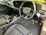 人間工学に基づいて設計されたシートは車のもっているドライビングフィールを存分にドライバーに伝えてくれるクオリティの高い仕上がりとなっています。