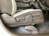 【前席】運転席にはシート高を調整できるハイトアジャスターが装備され、幅広いシートポジションの設定が可能になっております♪