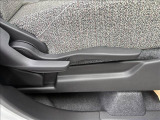 運転する人の体格に合わせてシートの角度や高さを細かく調節することができます。
