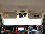 お化粧直しに便利な運転席バニティミラー♪
