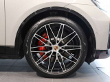F:255/40R22、R:295/35R22