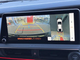 後方の映像に加えて車両周辺の表示も確認でき、駐車時の周囲確認を助けます。画面上のガイド表示を目安にしながら、目視と併せて安全確認に役立てられます。