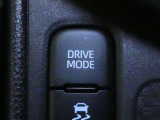 ドライブモード切替スイッチです。このボタンを押すと、車の走行特性を切り替えられます。