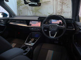 内装はシンプルに使い勝手を考え作られています。お車を運転する感覚をダイレクトに体感して頂けます。室内も広くロングドライブにも快適にお過ごしいただけます。